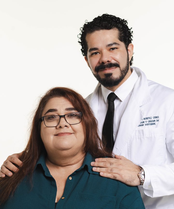 El Dr. Víctor Benítez Cano junto a una paciente adulta en el consultorio